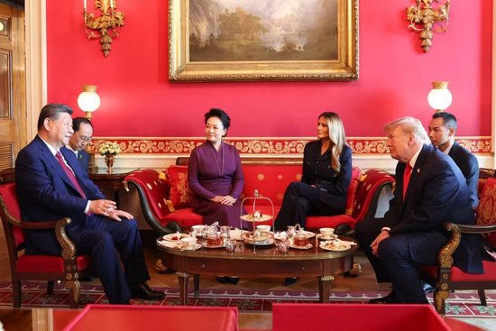 习近平和彭丽媛同特朗普夫妇茶叙	，高清大图来了！